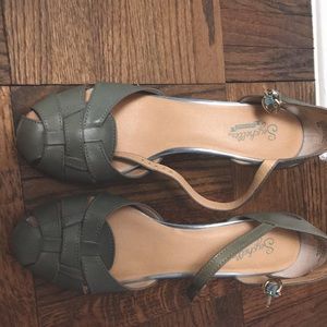 Seychelles high heel closed toe sandals